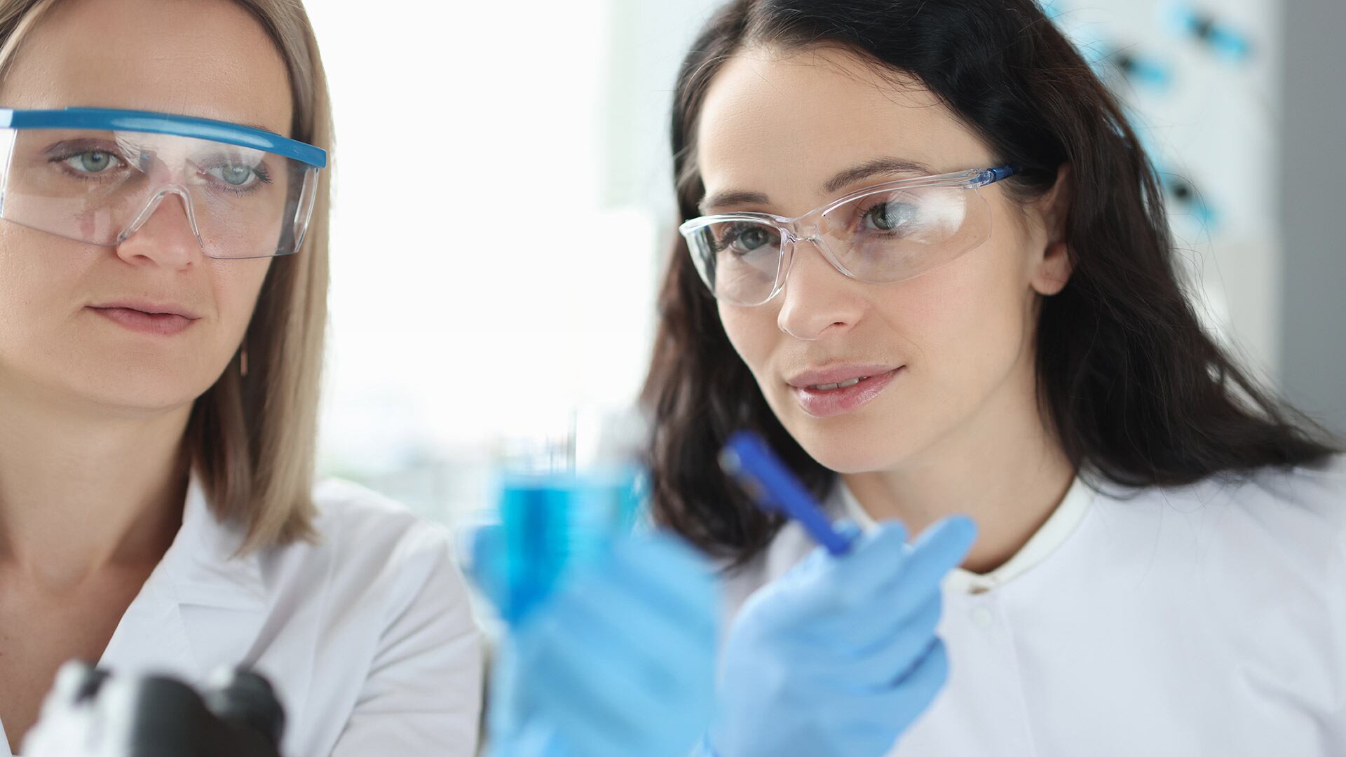 El pulmón en chip reproduce los movimientos reales de la respiración y permite estudiar el avance individual de la tuberculosis./Archivo Freepik