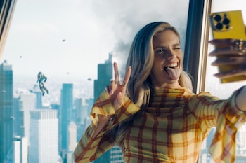 Sara Sampaio como Eve en