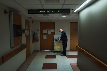 El padre David Barnes hace