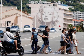 Un policía dirige el tráfico