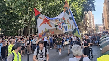 Una multitudinaria manifestación en Pamplona reclama "condiciones verdaderas para vivir en euskera"