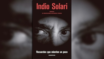 La portada del libro 'Indio Solari: Recuerdos que mienten un poco' muestra un primer plano en blanco y negro de los ojos de una persona con el ceño fruncido