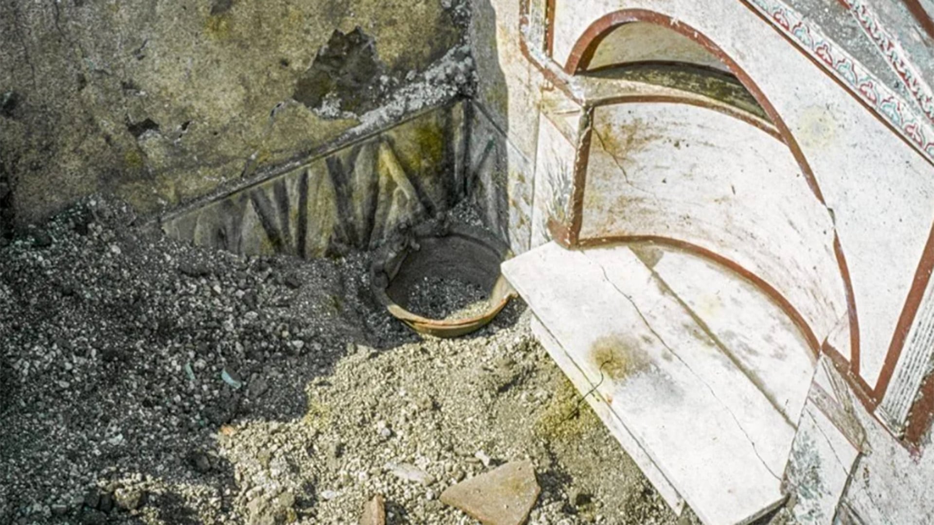 Incensario 2 in situ en el santuario doméstico de Boscoreale (Parque Arqueológico de Pompeya)