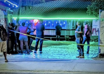 Las cámaras de seguridad del establecimiento captaron el instante en que el agresor ingresó al bar y atacó a disparos a la hondureña Raquel Orellana mientras laboraba como mesera en Belice. (Foto: Cortesía)