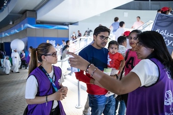 Su labor incluye orientar, informar y asistir a aficionados en estaciones, fan zones y centros de información.