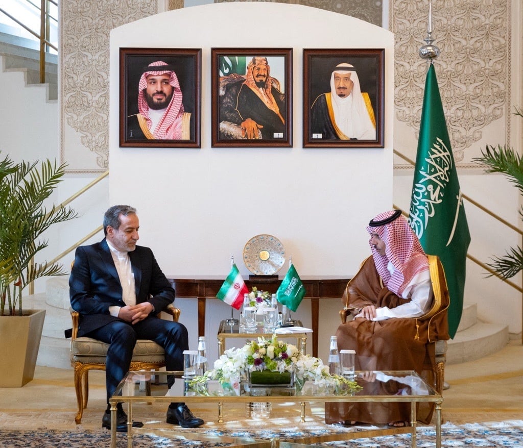 Los cancilleres de Irán y Arabia Saudita, Abbas Araqchi y Faisal bin Farhan Al-Saud, reunidos en Riad en octubre de 2024 (Saudi Press Agency/Handout via REUTERS)