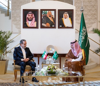Los cancilleres de Irán y Arabia Saudita, Abbas Araqchi y Faisal bin Farhan Al-Saud, reunidos en Riad en octubre de 2024 (Saudi Press Agency/Handout via REUTERS)