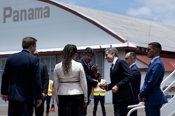 Antony Blinken junto a Diomedes