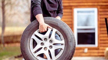 Por qué tu coche puede gastar más combustible con llantas grandes y perder autonomía