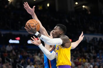 Dennis Schröder, de los Lakers de Los Ángeles, trata de encestar frente a Dario Saric, del Thunder de Oklahoma City, el miércoles 1 de marzo de 2023 (AP Foto/Sue Ogrocki)