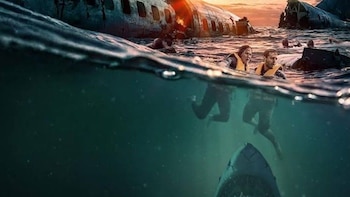 ‘En mar abierto’ devuelve la fiebre por el cine de tiburones: una historia de perdedores con mucha sangre y poca gracia