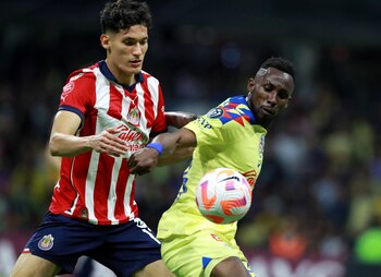 Soccer Football - CONCACAF Champions Cup - Round of 16 - Second Leg - America v Guadalajara - Estadio Azteca, Mexico City, Mexico - March 13, 2024 Guadalajara's Jesus Orozco in action with America's Julian Quinones REUTERS/Henry Romero