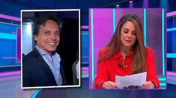 Una pantalla dividida muestra a Rebeca Escribens llorando y leyendo un papel a la derecha, y a un hombre sonriendo a la izquierda, sobre fondos de estudio.
