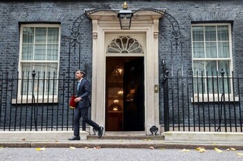 FOTO DE ARCHIVO: El primer ministro británico Rishi Sunak frente al número 10 de Downing Street, en Londres, Reino Unido, 26 de octubre de 2022. REUTERS/Hannah Mckay