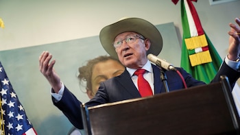 Ken Salazar responde a Sheinbaum: “La verdad es la verdad”, asegura sobre caso “El Mayo” Zambada