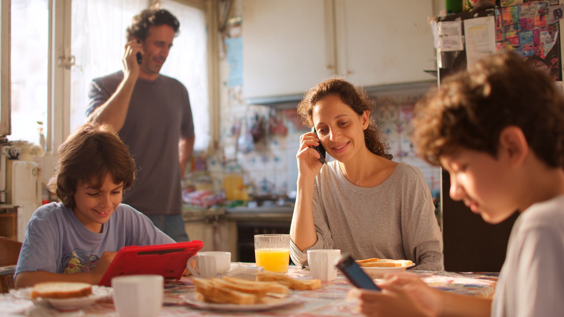 Los adultos muchas veces tienen miedo o desconocen cómo intervenir en los entornos virtuales de sus hijos (Imagen Ilustrativa Infobae)