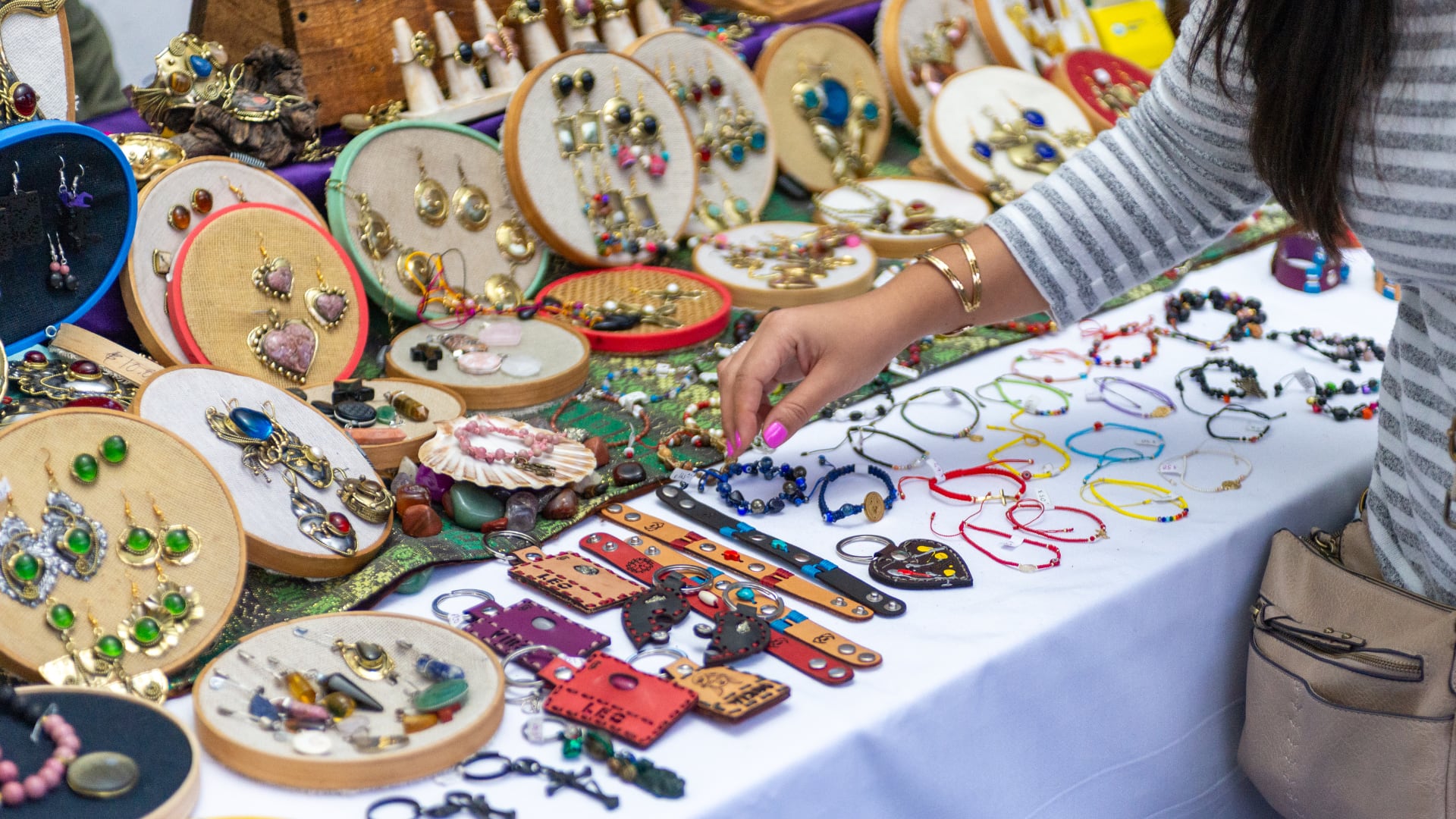 La joyería artesanal de autor tiene presencia en ferias como la de Jávea, en Alicante, o La Riba Market, en L'Escala, donde cada jueves de agosto se instalan puestos de bisutería y complementos junto al mar. (Canva)