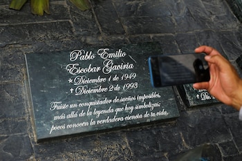 Mientras Pablo Escobar estaba siendo enterrado en Medellín, su familia estaba buscando en qué país refugiarse para no ser asesinados - crédito Reuters