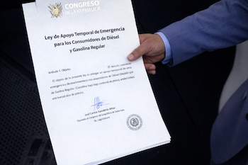 Una mano sostiene un documento del Congreso de la República titulado "Ley de Apoyo Temporal de Emergencia para Consumidores de Diésel y Gasolina Regular".