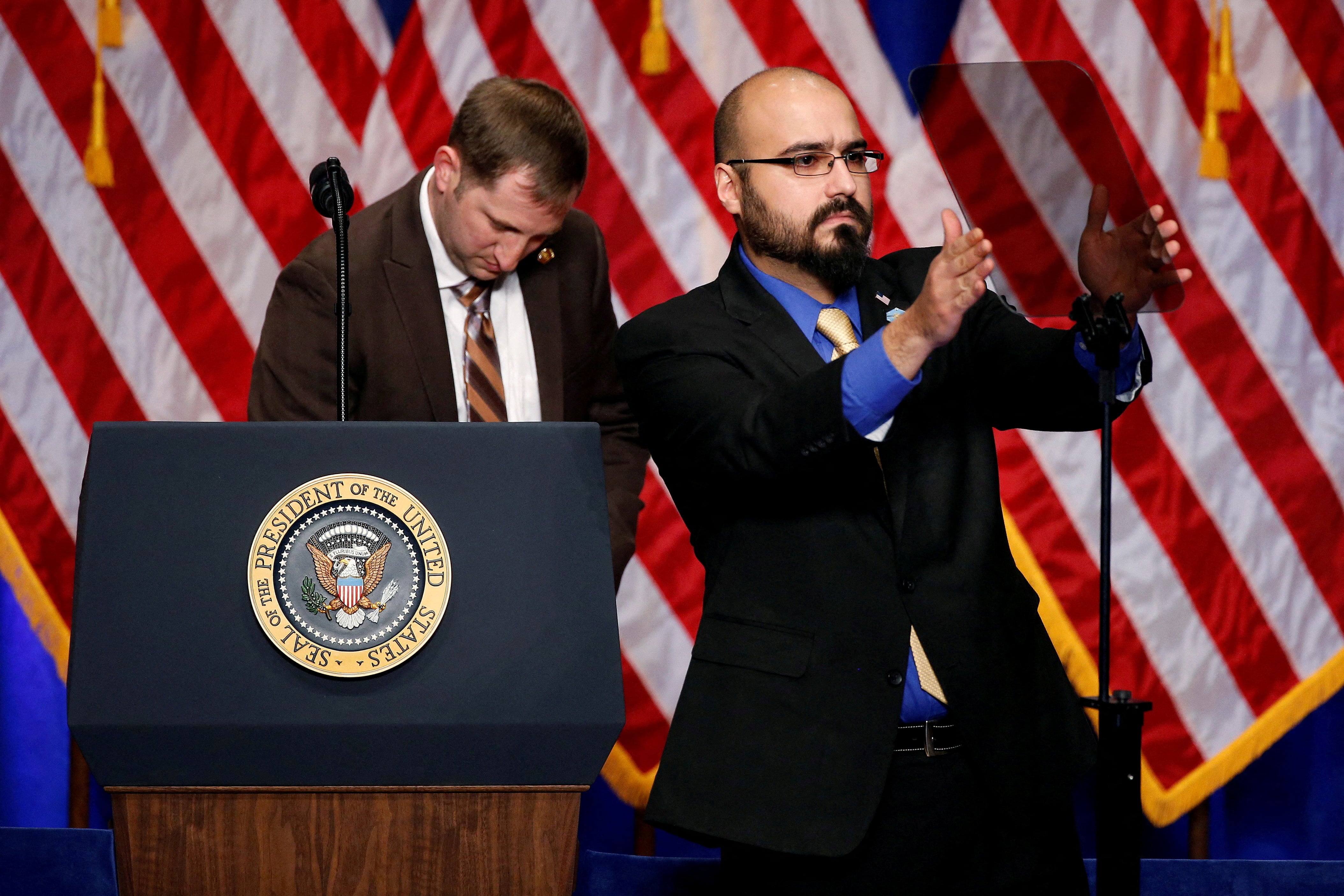 Gabriel Perez trabajó como operador de teleprónter en la Casa Blanca, un puesto que le daba acceso previo a los textos de Donald Trump antes de sus discursos públicos.
(REUTERS/Joshua Roberts/File Photo)