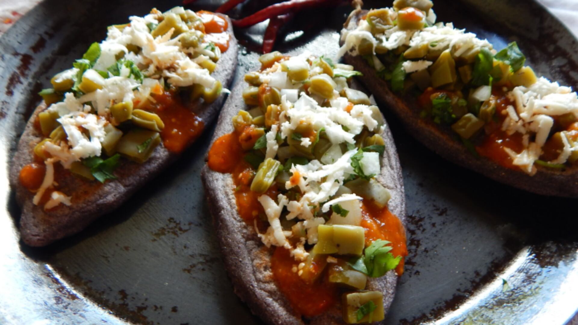 Preparar tlacoyos sin freír y acompañarlos de nopales y salsa fresca resulta en un platillo bajo en calorías y rico en nutrientes. (Federación Mexicana de la Diabetes)