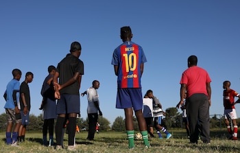 Un joven con una camiseta del Barcelona con Messi en la espalda en Johannesburgo, Sudáfrica (REUTERS/Siphiwe Sibeko)