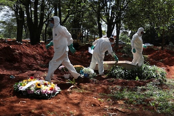 Trabajadores del cementerio más grande