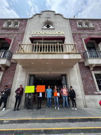 Activistas se manifestaron fuera del