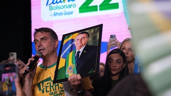 Flávio Bolsonaro cambia de opinión y anuncia ahora su respaldo a la reducción de la jornada laboral