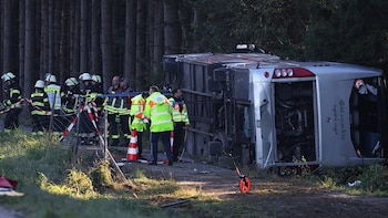 Alemania: un autobús de turistas que iba al Oktoberfest volcó y dejó al menos dos muertos y 19 heridos