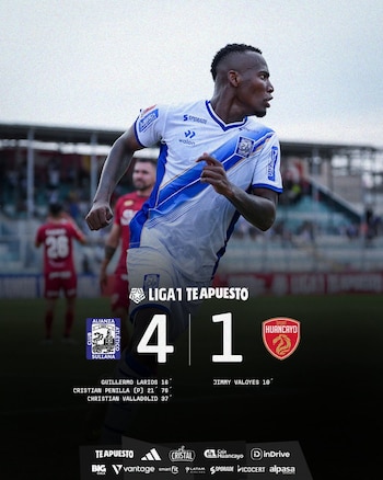 Un jugador de fútbol del equipo Alianza Atlético con camiseta blanca y azul corre en el campo de juego, con un marcador 4-1 superpuesto