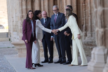 La reina Letizia (i), acompañada de la presidenta de la Asociación , Laia Rogel (d), la ministra de Igualdad, Ana Redondo (2i), el delegado del Gobierno en Catalunya, Carlos Prieto (c), el alcalde de Lleida, Félix Larrosa (3d), y el conseller de Empresa, Miquel Sàmper (2d), se reúne con la Associació de Dones Empresàries de Lleida (David Zorrakino / Europa Press)