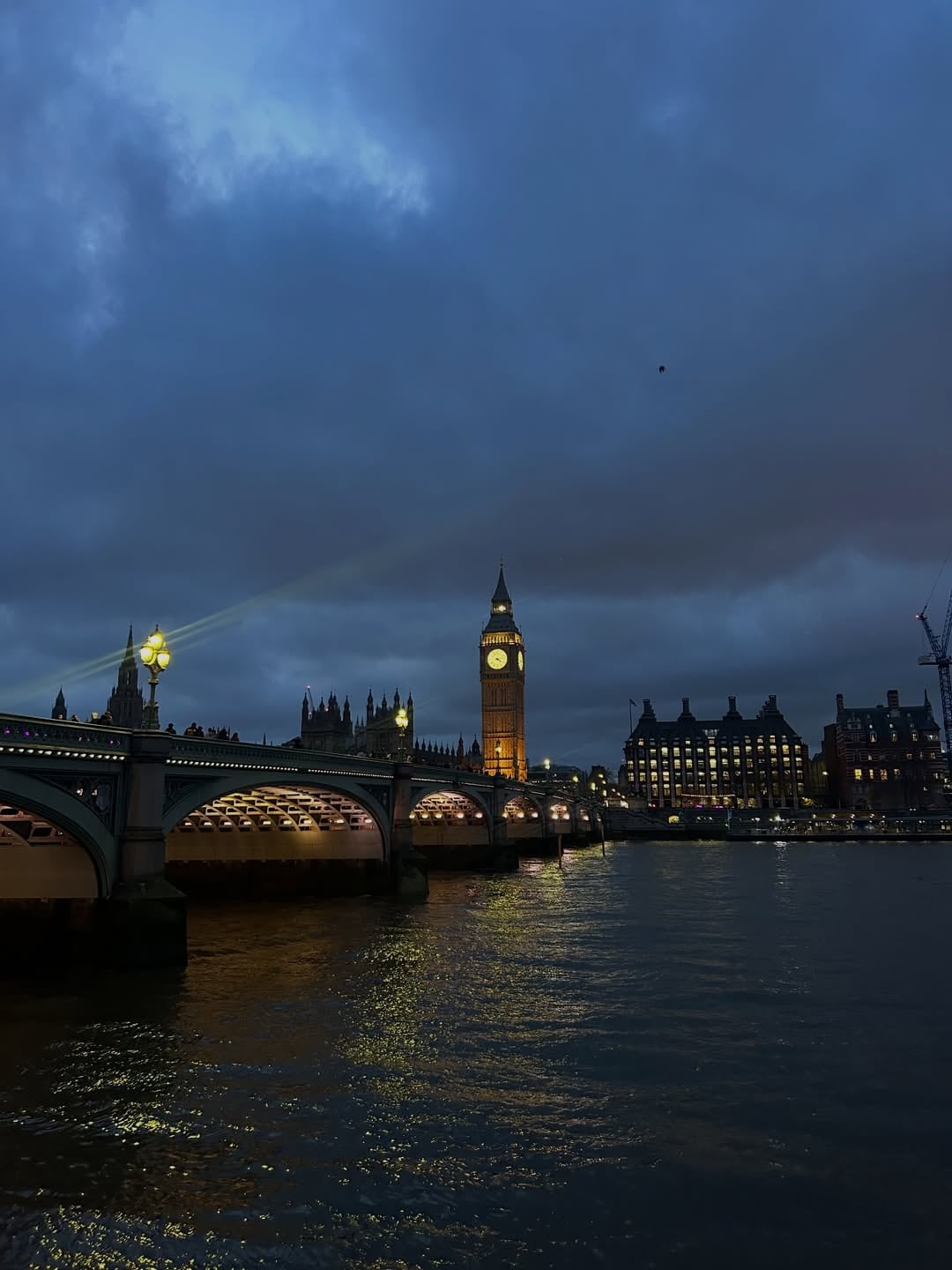El paseo por Londres se inmortaliza con una foto nocturna del Big Ben, confirmando que sus vacaciones abarcaron varias ciudades europeas