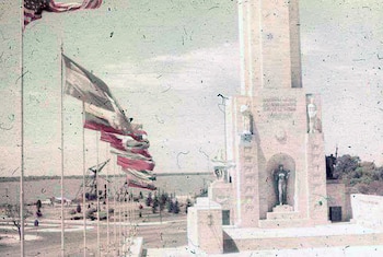 Exterior de la Cripta de Belgrano y Banderas de América desplegadas en el Patio Cívico (Crédito: LAPRODI-ISHIR - Hirschfeld, Herbert)