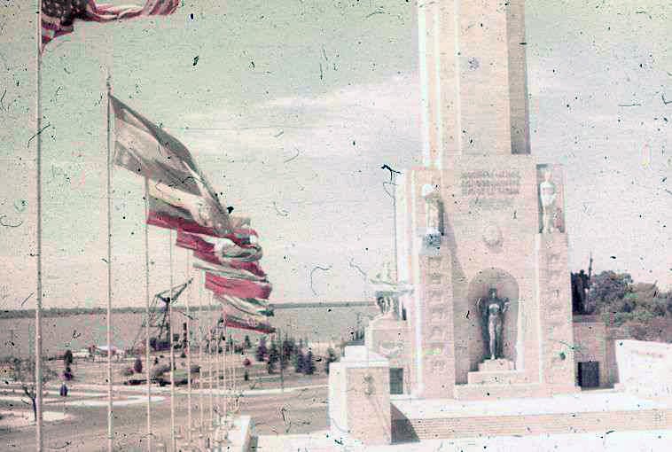 Exterior de la Cripta de Belgrano y Banderas de América desplegadas en el Patio Cívico (Crédito: LAPRODI-ISHIR - Hirschfeld, Herbert)