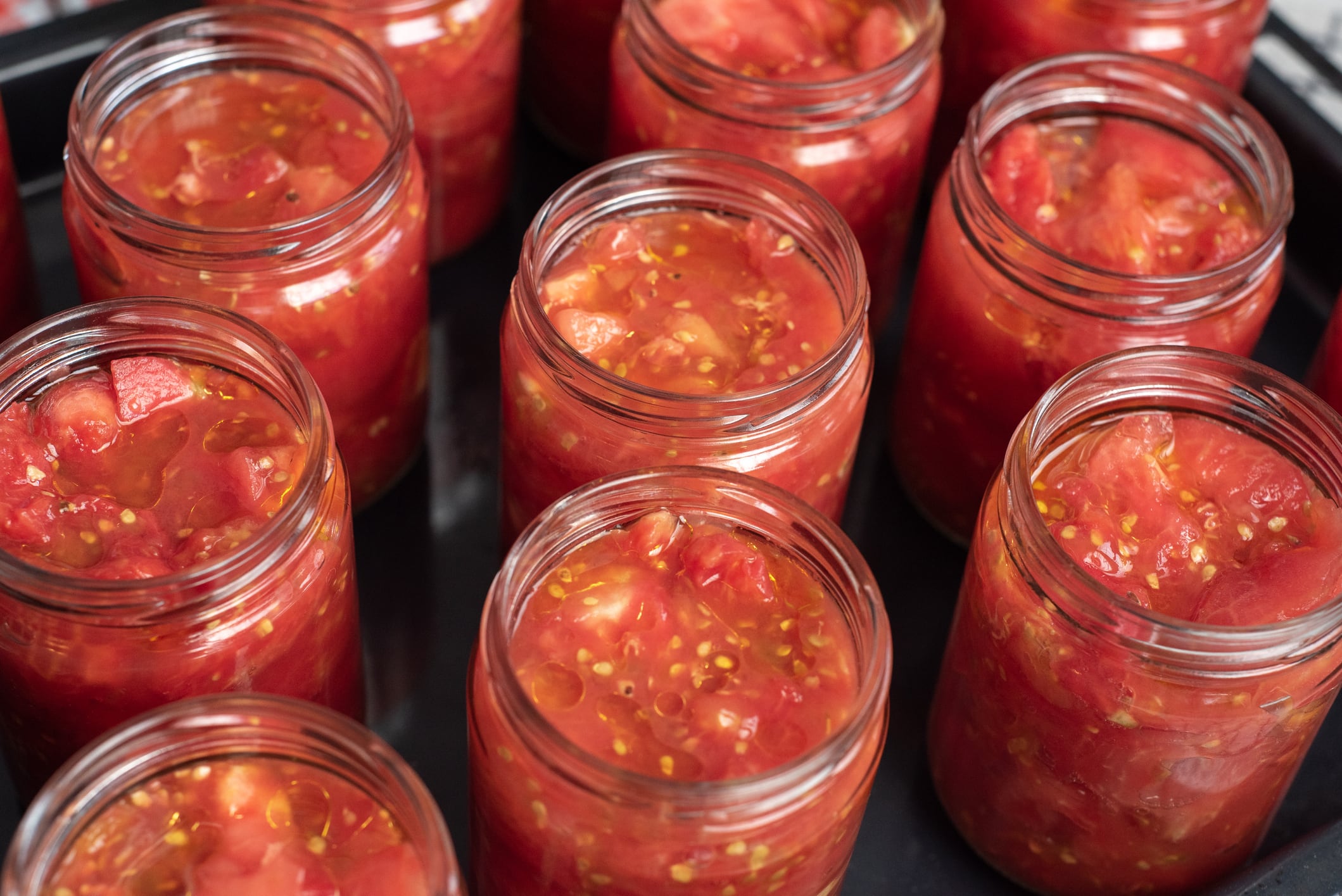 La mejor forma de conservar tomates no es secándolos ni convirtiéndolos en salsa, es aplastarlos y meterlos en botes