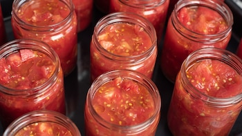 La mejor forma de conservar tomates no es secándolos ni convirtiéndolos en salsa, es aplastarlos y meterlos en botes