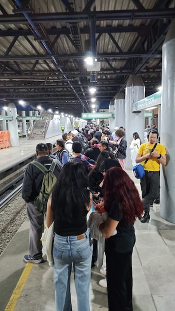 Usuarios reportan circulación detenida en el Línea B del Metro. (X/ @pnacho)