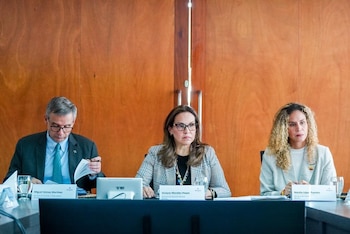 23/10/2026 Colombia.- De la Espriella nombra a su exministra de Educación como nueva comisionada para la Paz.
El presidente de Colombia, Abelardo de la Espriella, ha nombrado este viernes a la exfiscal general y exministra de Educación, Viviane Morales, como nueva directora de la Consejería Comisionada de Paz, el organismo encargado de asesorar a la Jefatura de Estado en políticas de paz, diálogo, y desmantelamiento y reinserción de grupos armados a la vida civil.
POLITICA
VIVIANE MORALES EN X