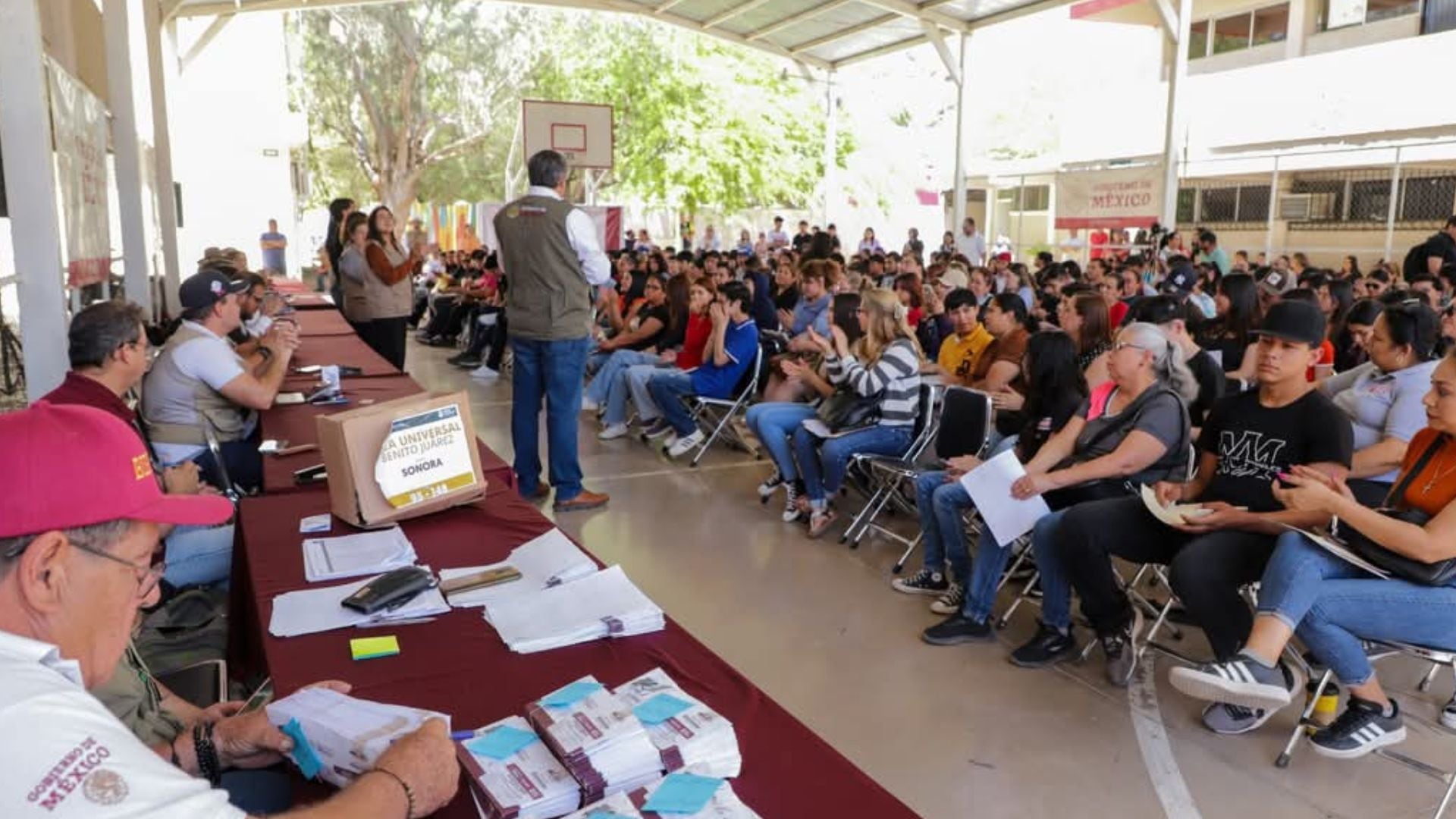 Más de 4.1 millones de jóvenes mexicanos reciben el apoyo bimestral de la Beca Benito Juárez. (X@OctavioAlmada1)