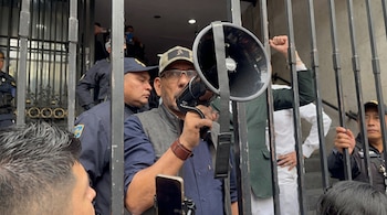 Vinicio Hernández denuncia presuntas intimidaciones durante la mesa de diálogo.