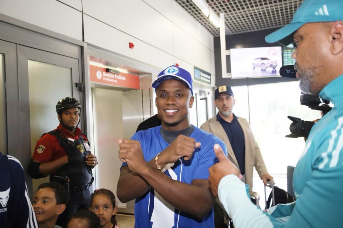 Luis Sinisterra se le vio contento por el recibimiento de los hinchas de Cruzeiro en Belo Horizonte - crédito @PSierraR/X