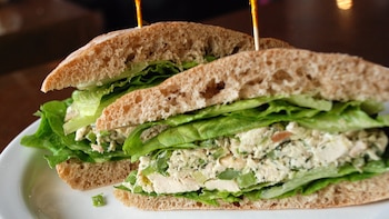 Ensaladilla de pollo y mayonesa, una receta refrescante y alta en proteínas perfecta para sándwiches y aperitivos este verano