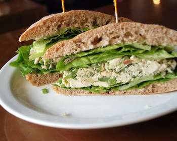 Sándwich de ensalada de pollo (Wikimedia Commons)