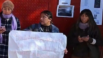 Aspirantes a la Escuela Pedagógica Pública de Juliaca presentaron capturas de chats donde se ofrecían vacantes por sumas que llegaban a S/5,000, en medio de protestas y pedidos de investigación