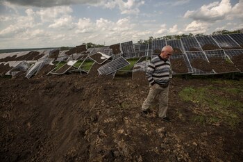 Paneles solares destruidos por un