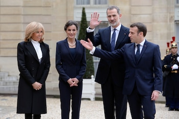 El presidente francés Emmanuel Macron y su esposa Brigitte reciben al rey Felipe VI y a la reina Letizia a su llegada al Palacio del Elíseo en París, en marzo de 2020. (REUTERS/Johanna Geron)