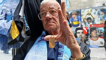 Antonio Esposito, conocido como “Bostik”, es una figura clave en la construcción simbólica y turística del llamado Largo Maradona, en los Quartieri Spagnoli de Nápoles.