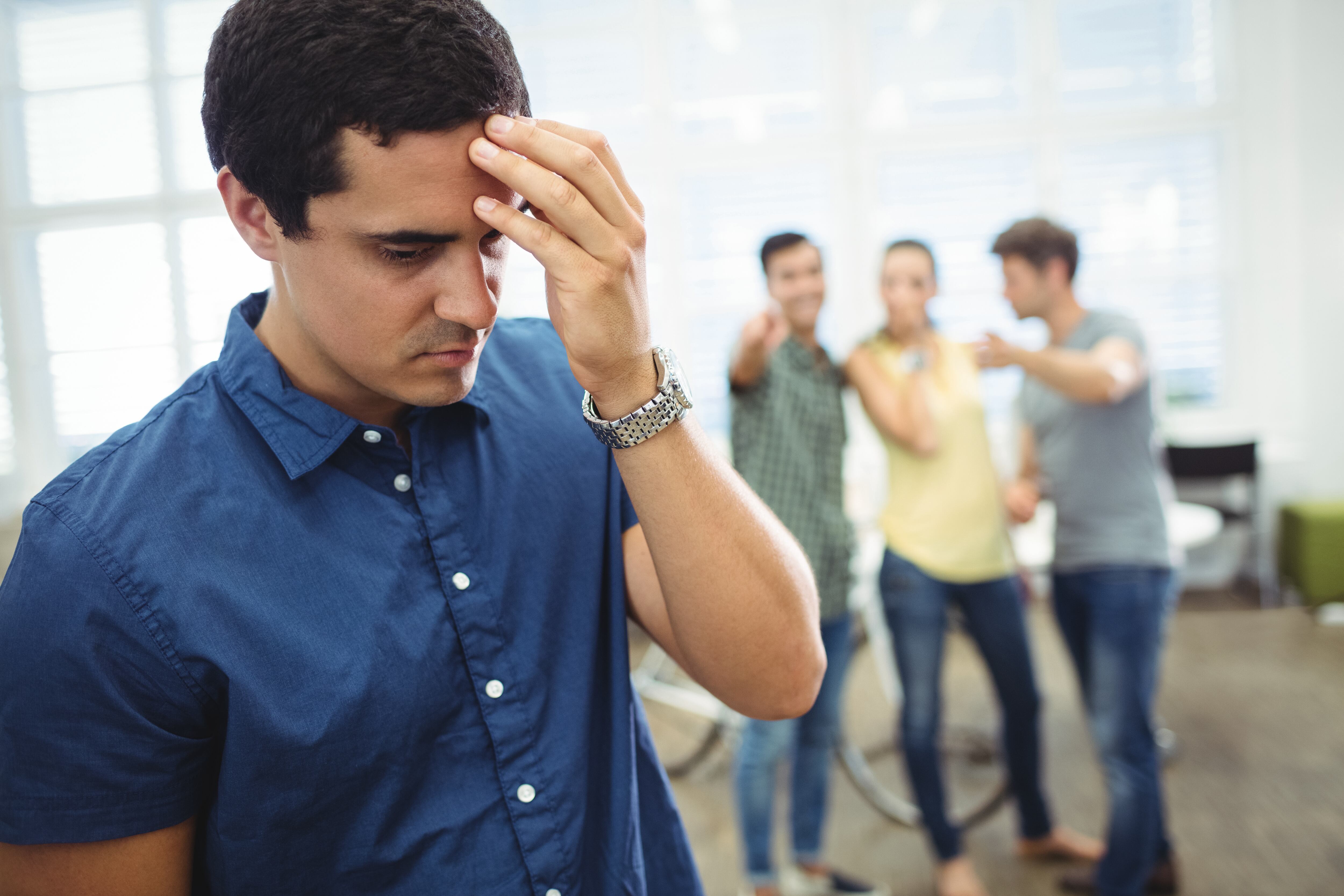 El efecto cuerno es la variante opuesta, donde una característica negativa genera una percepción global desfavorable (Freepik)