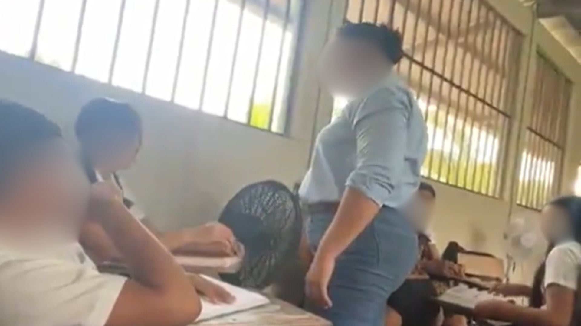 La docente fue detenida por la DPI y puesta a disposición del Ministerio Público. La investigación se desarrolla por el presunto delito de trato degradante. (Foto: Redes sociales)